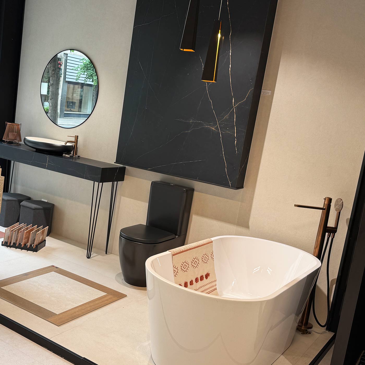 Baño con bañera exenta blanca y revestimiento negro