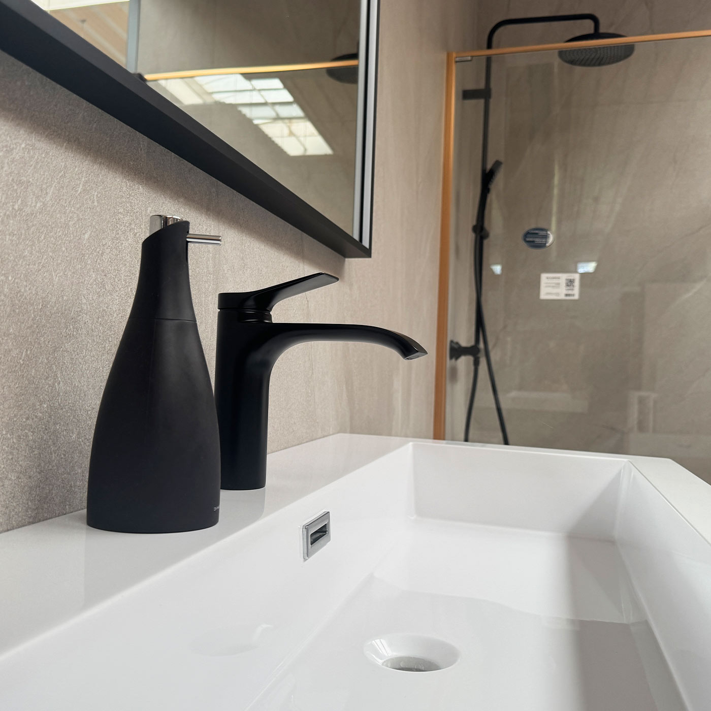 Grifo negro moderno para lavabo de baño