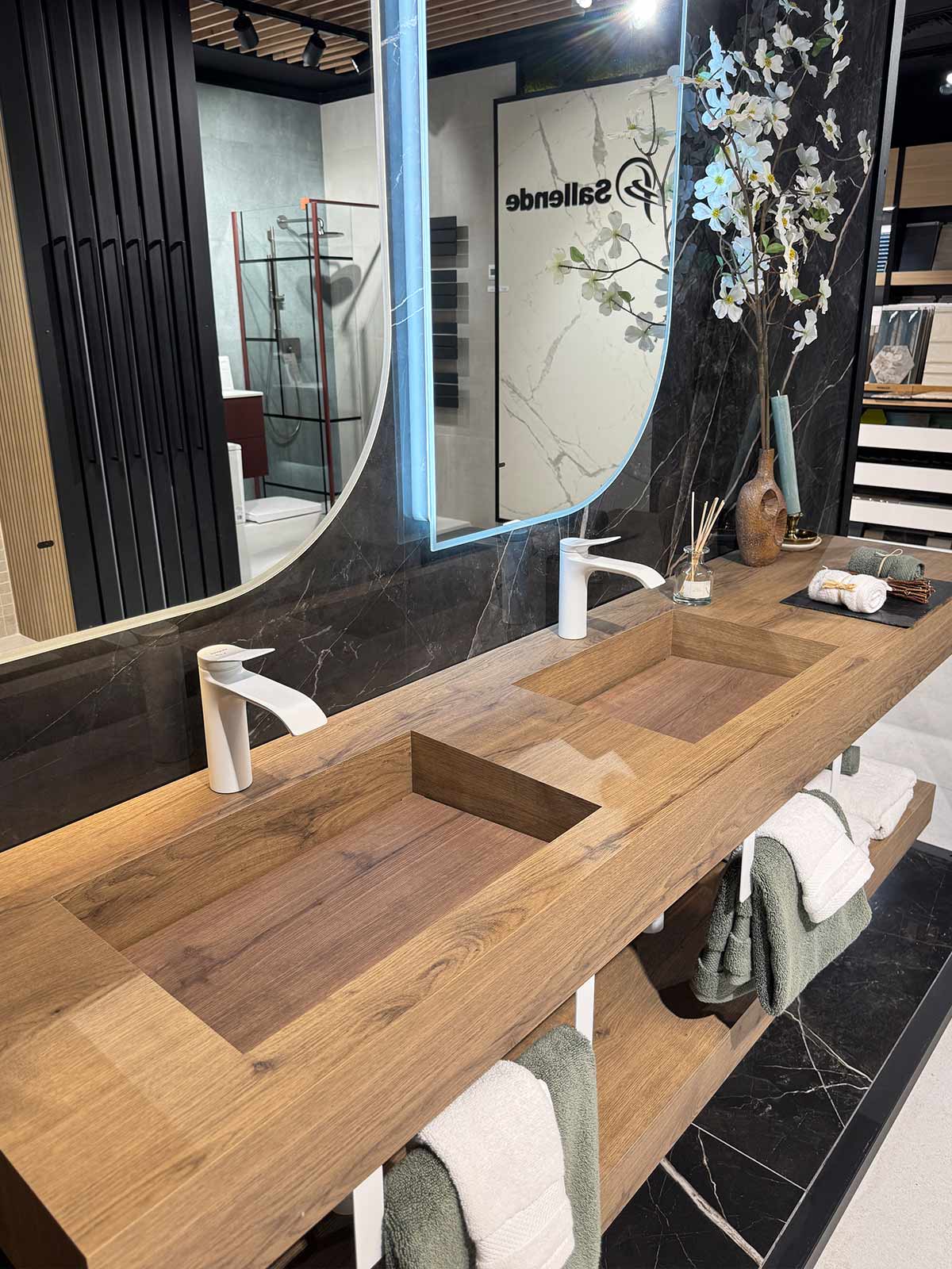 Mueble de baño de madera con doble lavabo y grifería blanca