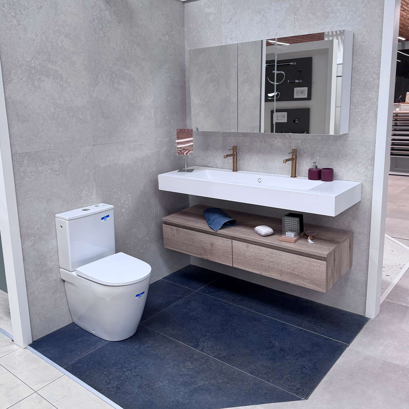 Baño con mueble suspendido y doble lavabo