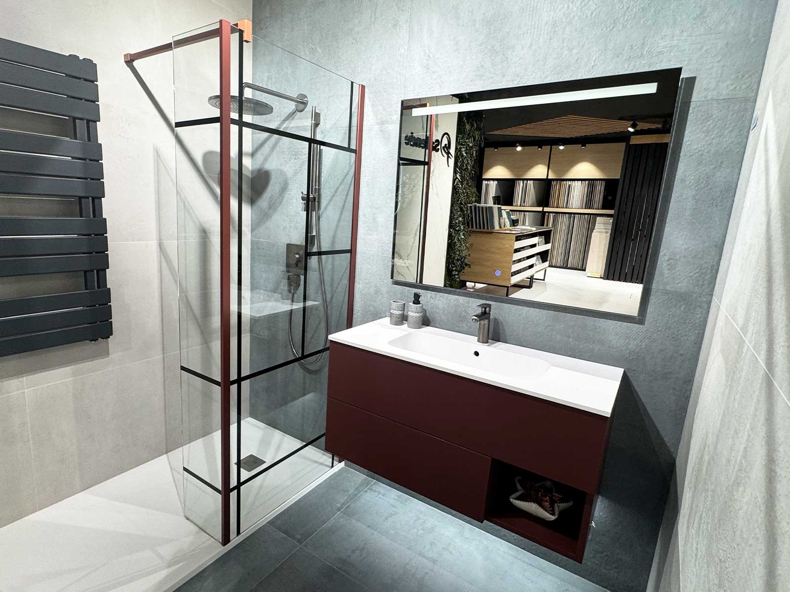 Baño contemporáneo con mueble color guinda y mampara de ducha