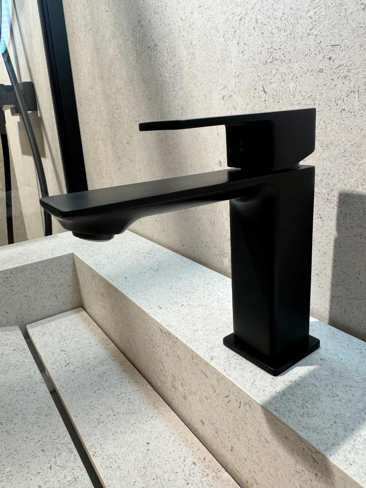 Grifo negro sobre lavabo de baño a medida