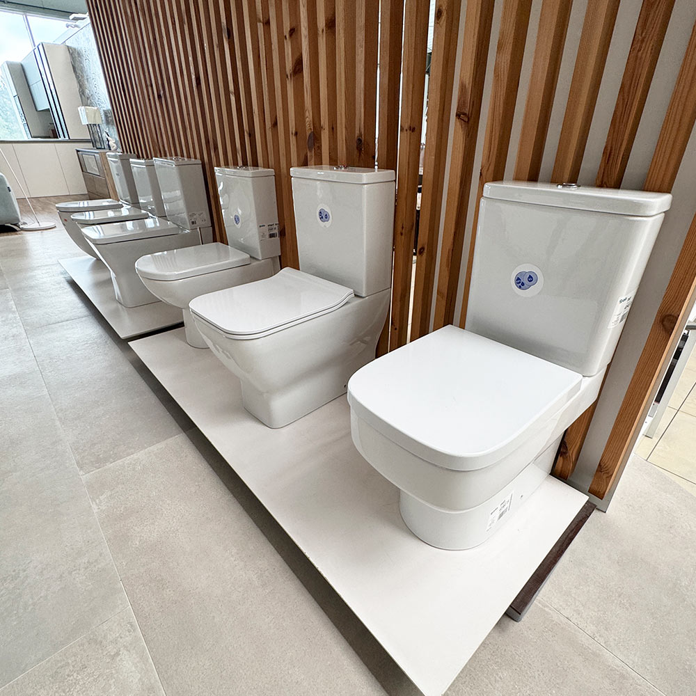 Sanitarios de baño en exposición
